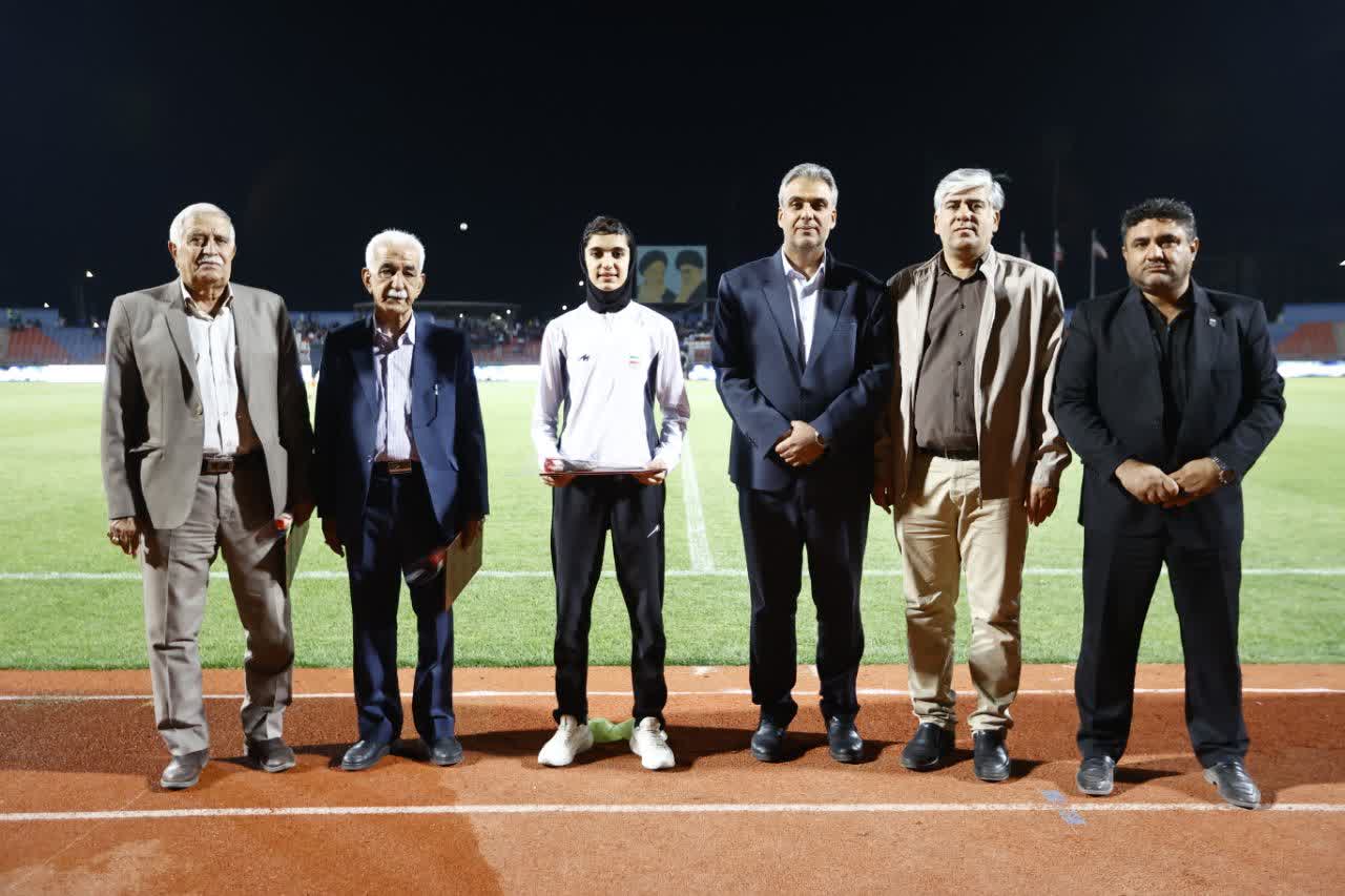 تجلیل از بازیکن ملی‌پوش فوتسال بانوان و دو پیشکسوت ورزش رفسنجان