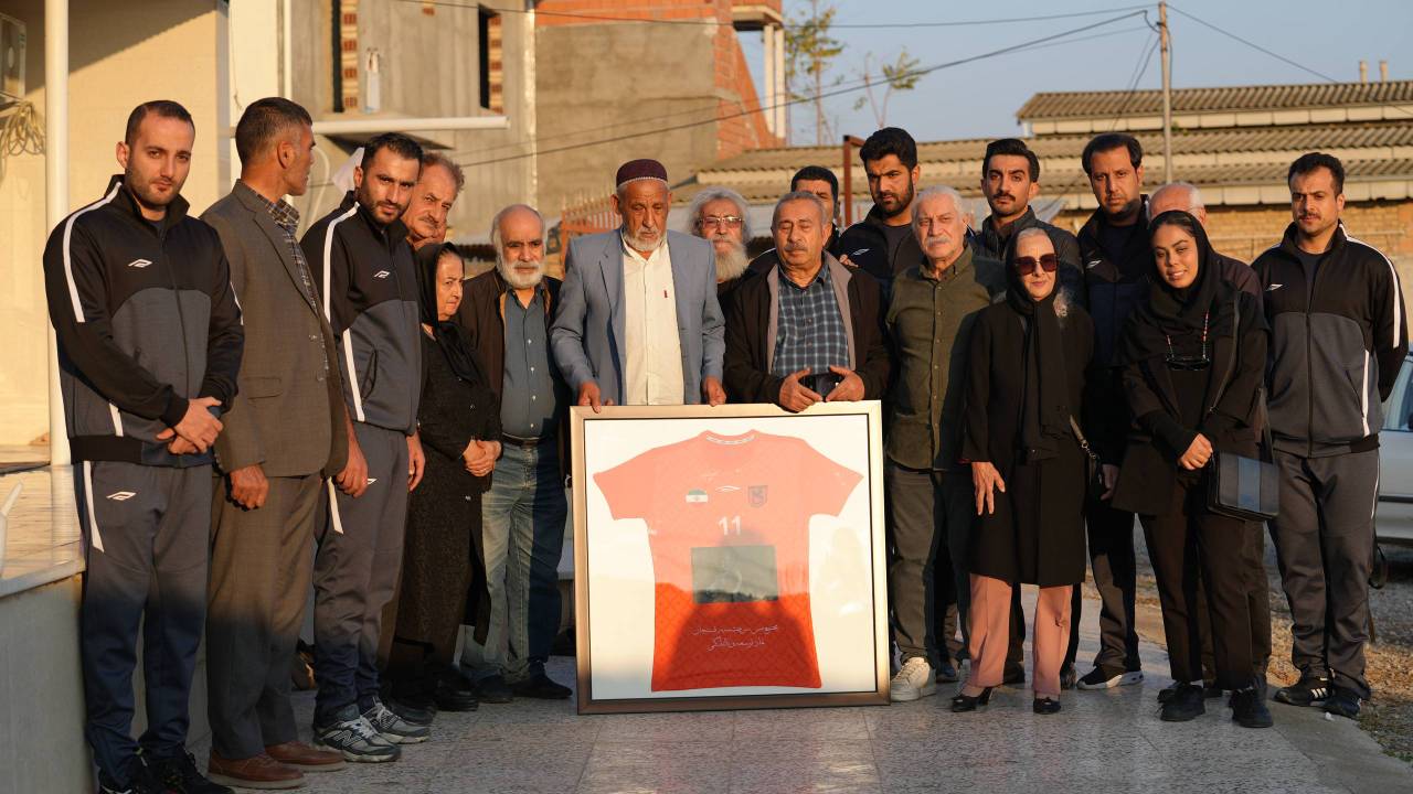 حضور کادر فنی تیم والیبال در خانه مرحوم کاظمی