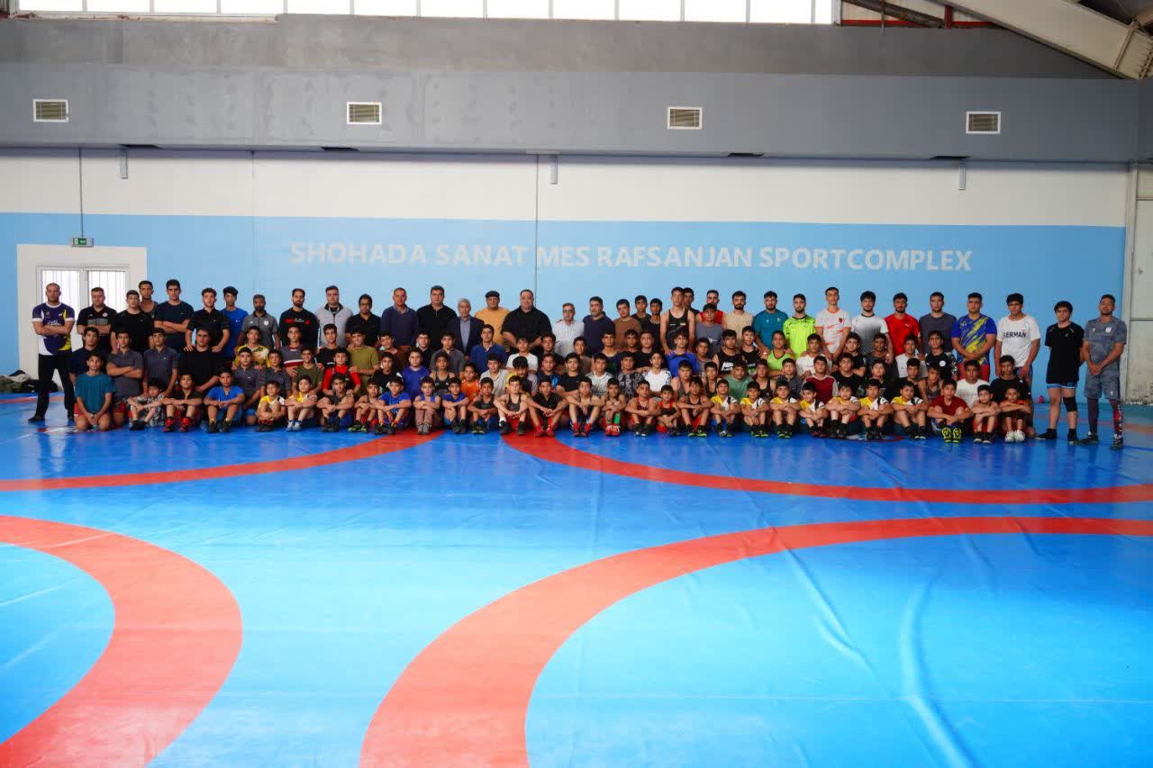 اولین جلسه تمرین مشترک اکادمی های شهرستان در سالن کشتی مجموعه ورزشگاه شهدای صنعت مس رفسنجان