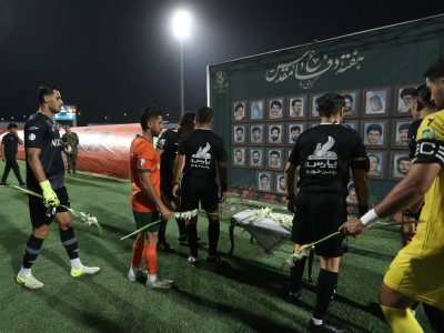 ادای احترام کادر فنی و بازیکنان مس و شمس آذر به شهدای صنعت مس